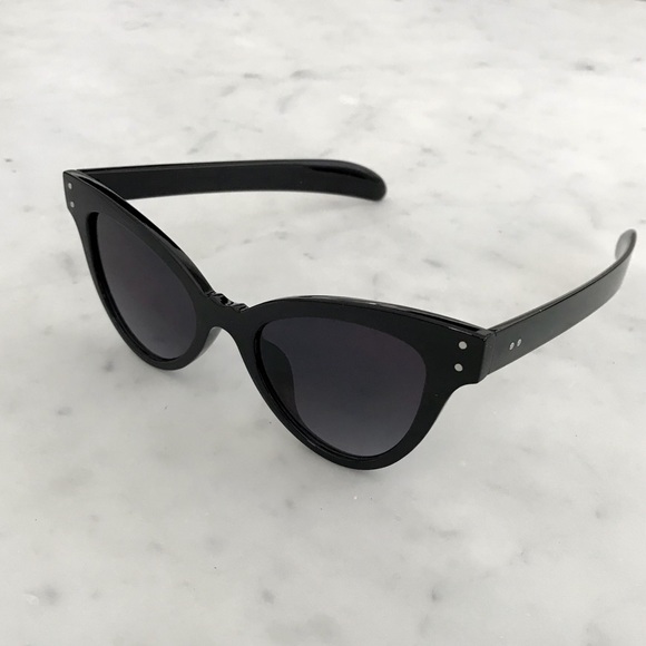 Retro Black Cat-Eye 90’s Vintage-Style Sunglasses - Picture 3 of 7